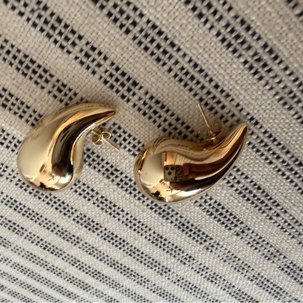 Elegant Gold Teardrop Earrings